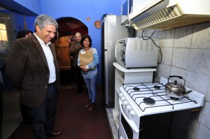 El gobernador inspeccionó  la conexión interna de gas.