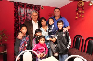 vive Andrea Velázquez con su marido Cesar y sus  hijos.