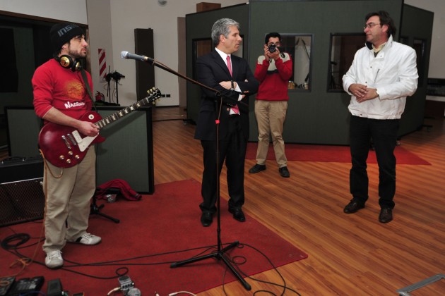 El gobernador visitó a la banda La Manija de Don Níspero mientras graban su primer disco.
