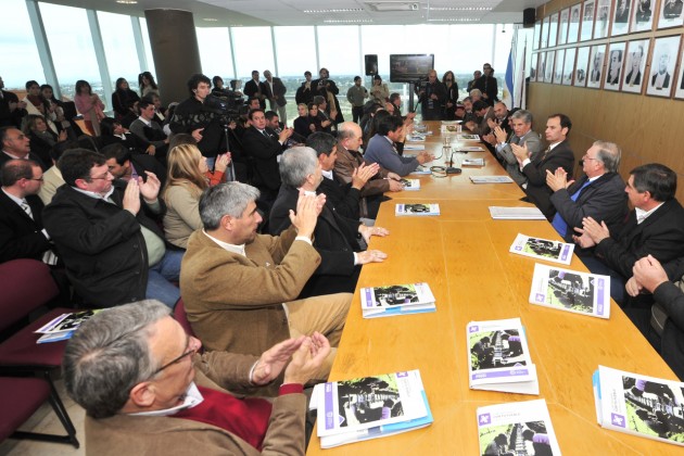 El Gobernador junto a intendentes del interior provincial.  