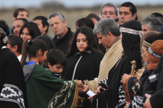 El Gobernador saluda a un niño Ranquel durante la ceremonia