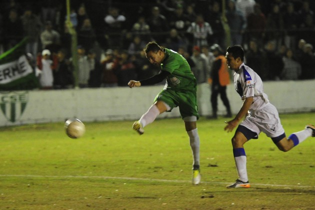 Así se desquitó Gatto para poner convertir el primer gol de Estudiantes. 