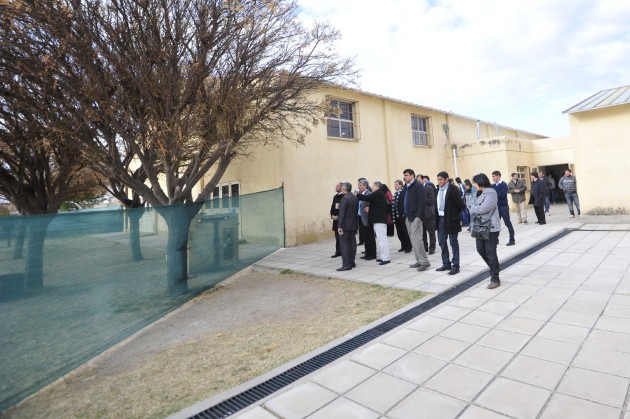 Las autoridades recorrieron el predio de la escuela donde se construirá el polideportivo