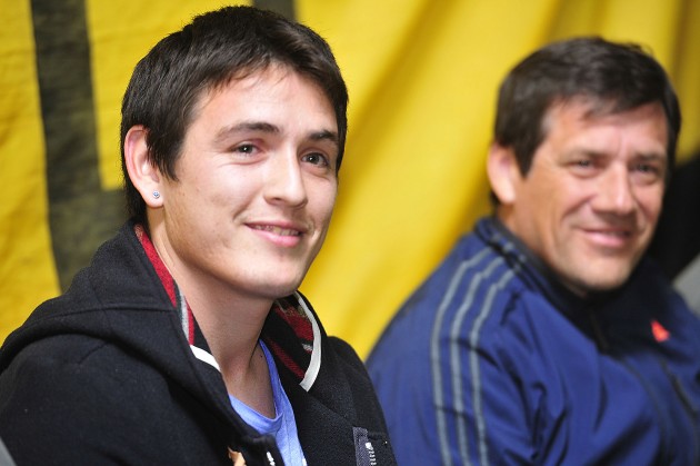 Matías, junto a su tío, contento de apoyar un proyecto de inferiores. 