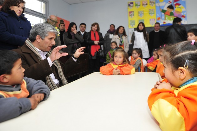 El Gobernador dialoga con los más chicos durante la inauguración de las ampliaciones del Jardín