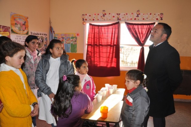 El Dr.  Marcelo Sosa y los cuatro alumnos de la Escuela N° 401 de Mesilla del Cura