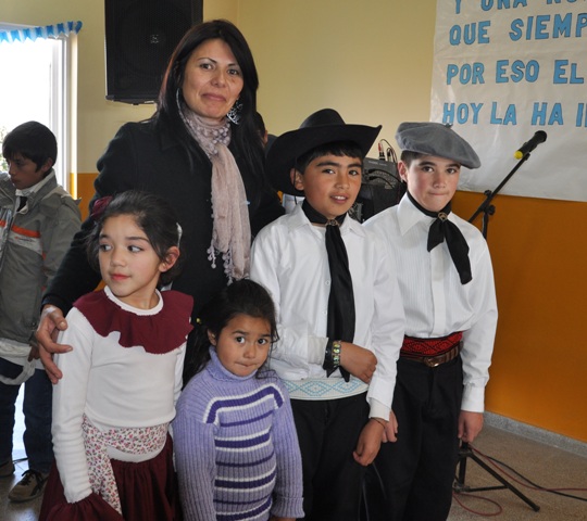 La directora Carina Zapata, junto a tres de sus alumnos, Agostina, Fabricio y Agustin