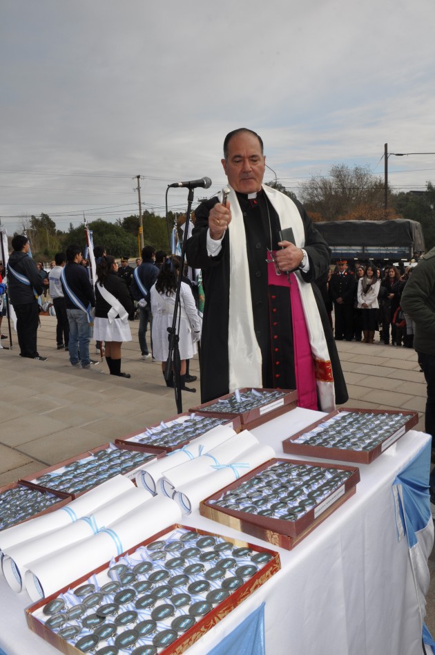 El Obispo de la Diócesis de San Luis, Monseñor Rafael Martínez, bendijo los diplomas y las medallas.