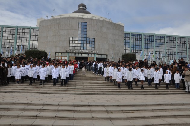 Un centenar de chicos, de 4º grado de nivel primario y 6º año del nivel secundario, de distintas escuelas de la zona sur de nuestra ciudad, juraron esta mañana lealtad a la Bandera 