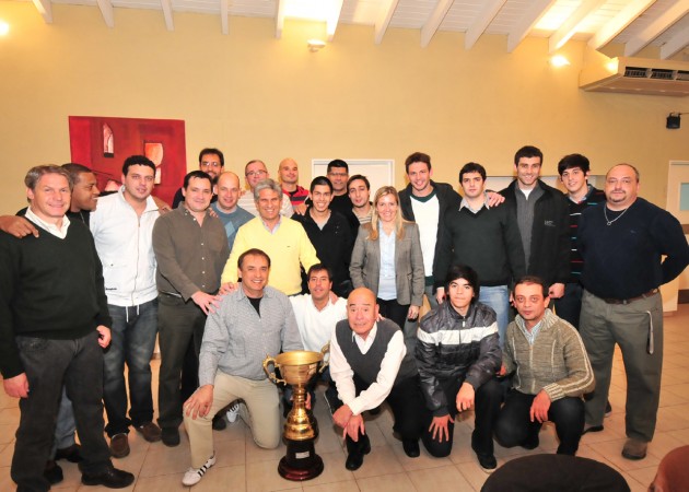 El plantel campeón junto al Gobernador