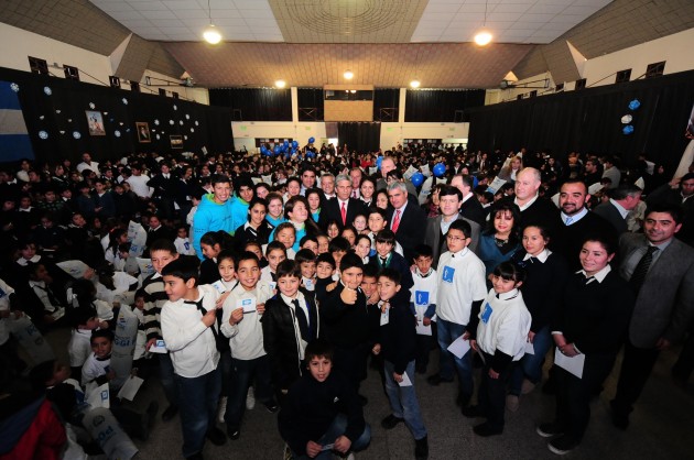 Escuela Nº 2, establecimiento que este jueves fue testigo de la alegría de los chicos que recibieron sus estampillas Ahorro para Mi Futuro. 