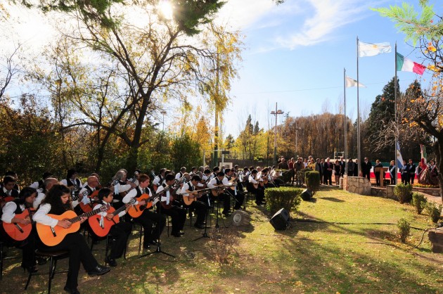 Las 100 Guitarras Mercedinas interpretaron el Himno de Italia en  la sede de la Sociedad italiana