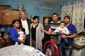La familia Fuenzalida posa para la foto.