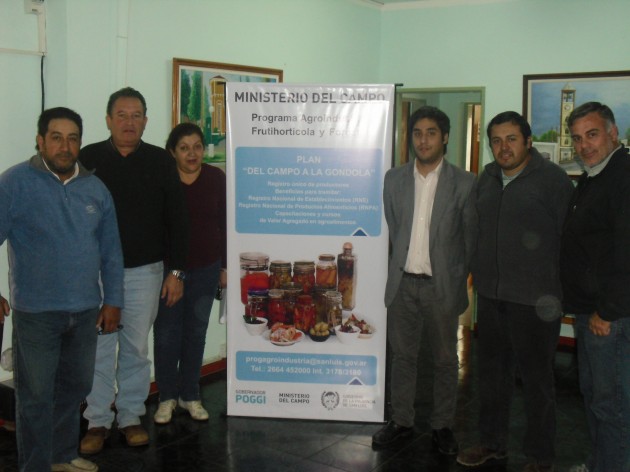 Funcionarios del Ministerio del Campo junto a autoridades de las localidades de Quines y Candelaria.