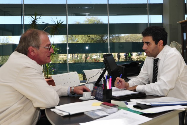 El ministro de la Vivienda durante la reunión con el intendente de Buena Esperanza.