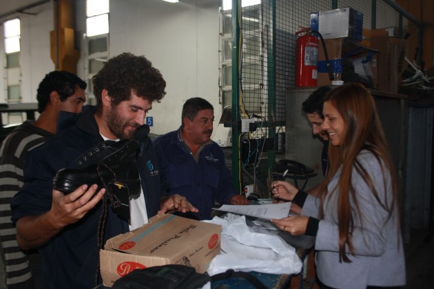 Personal recibe  los elementos de trabajo.