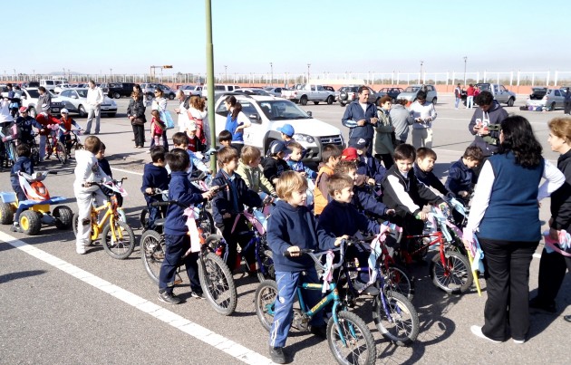 Los chicos en sus bicis