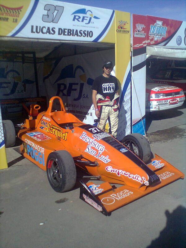 Lucas Debiassio junto a su nave