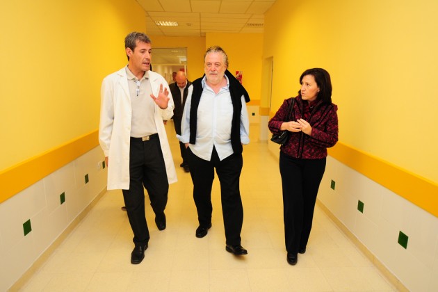 La ministra de Salud, Teresa Nigra, junto al embajador Argentino en Chile, Ginés Mario González García y el director de la Maternidad, Luis Gonella