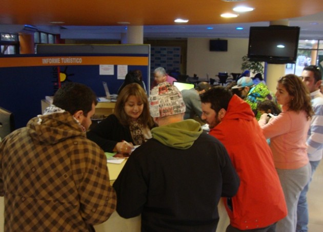 Visitantes haciendo consultas sobre lugares sanluiseños para conocer.