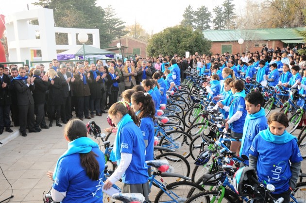 Alumnos de Naschel recibieron las primeras bicis del Plan TuBi.