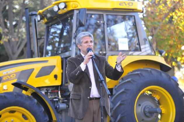 El gobernador entrego un tractor con una chipeadera, cuya utilidad es recolectar hojas, ramas y restos vegetales.