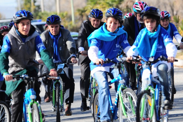 El gobernador y sus funcionarios junto a los chicos en bicicleta.