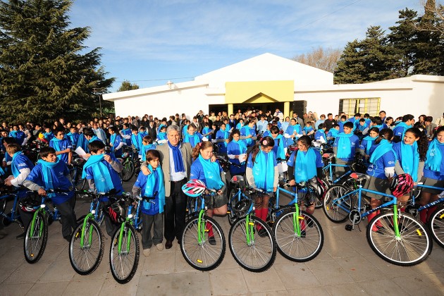 Poggi junto a un grupo de alumnos y sus bicicletas