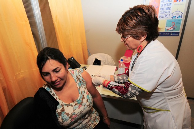 Betty Rosales, vacunado a Roxana Freites, quien trabaja en ANSL. 