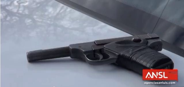 El arma calibre 22 con la que el joven intentó dispararle a los policías