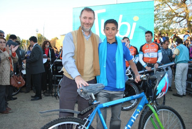 Uno de los prestigiosos investigadore del Conicet entregó las flamantes bicis.