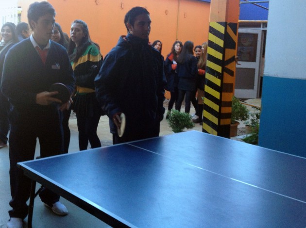 los chicos juegan cotidianamente al ping pong en la escuela - foto "Alumnos Instituto Horizonte"