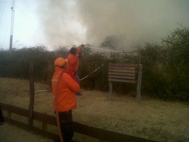Allí trabajaron Bomberos Voluntarios de la localidad de El Volcán, de San Luis y dos dotaciones de Bomberos de la Policía de la Provincia.