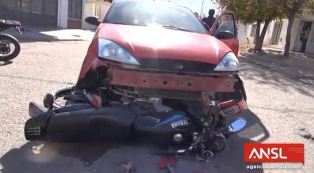 La Yamaha quedó atrapada bajo el auto