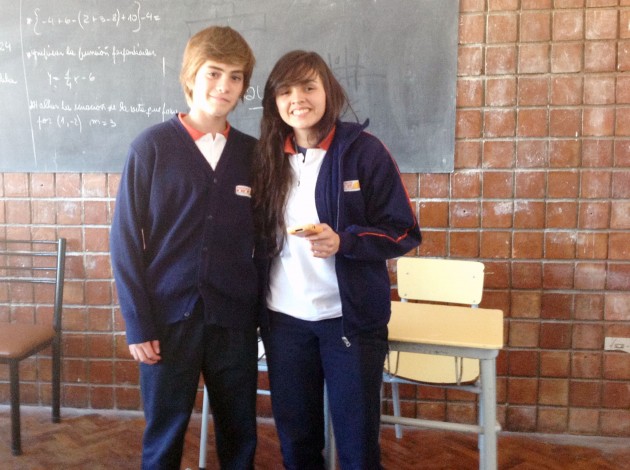 Guadalupe Isaguirre posa junto a su entrevistado Valentín Ruggeri, ella piensa seguir estudiando la licenciatura de comunicación social. - Foto "Alumnos Instituto Horizonte"