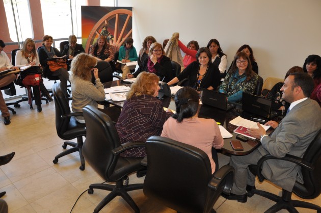 El ministro junto a los supervisores durante la reunión.