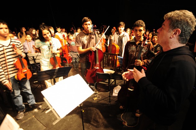 Santaolalla presenció un breve concierto de la Orquesta Escuela Infanto Juvenil de San Luis, en la Sala Hugo del Carril.