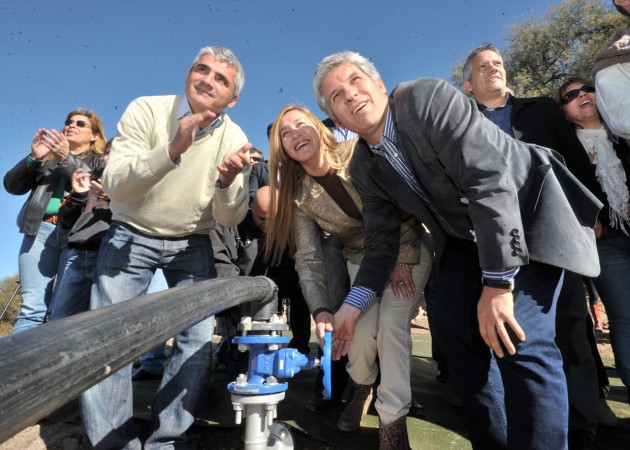 La apertura de la llave de la valvúla de agua, un momento esperado por años