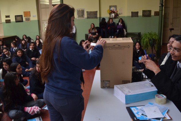 Los jóvenes hicieron un simulacro de voto que les permite saber cómo se emite el sufragio. 