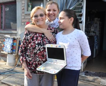 Unidos por la tecnología: Antonia junto a su hija y su nieta.