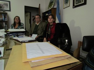 La gerente de la AFLCyJA, Nelda Schmid, encabezó la apertura de sobres junto al secretario general de la Municipalidad de La Punta, Pablo Politti.