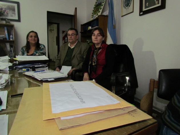 La gerente de la AFLCyJA, Nelda Schmid, encabezó la apertura de sobres junto al secretario general de la Municipalidad de La Punta,  Pablo Politti.