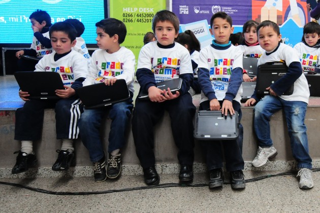 Cien niños recibieron sus compus