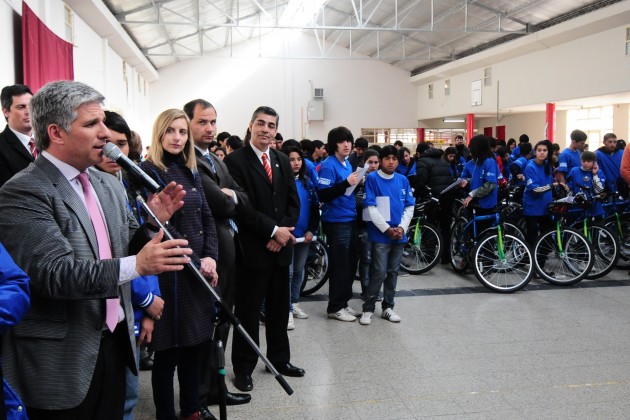 "Estamos rompiendo con la idiosincrasia argentina sobre el uso de los medios de transporte. Hoy con la bicicleta estamos cuidando el medio ambiente", dijo Poggi