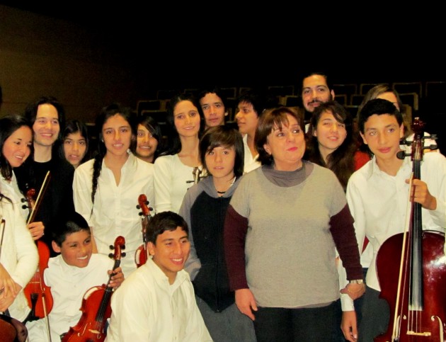 Los chicos de la orquesta escuela de San Luis recibieron con música al joven pianista