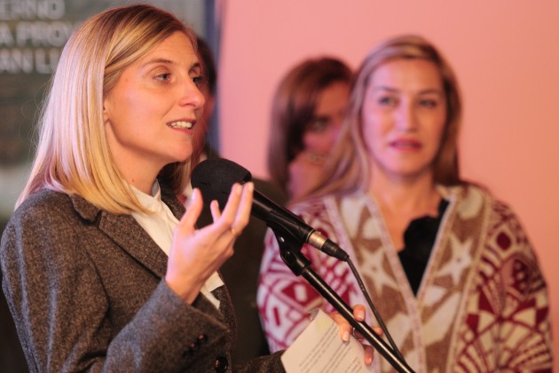 La ministra Hissa al momento de entregar los equipos en La Calera