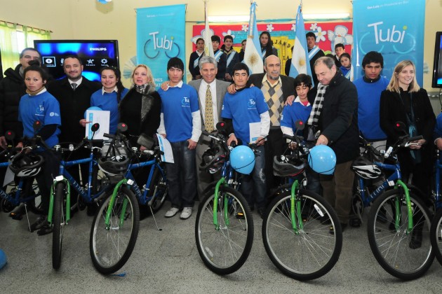 El gobernador CPN Claudio Poggi, junto a miembros de su gabinete. entregaron las bici.