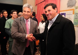 El doctor Carlos Guzmán junto al Gobernador.