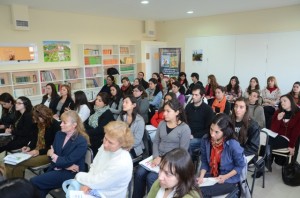 Destinada a profesores de inglés que trabajan en el nivel  primario y con alumnos de los profesorados de inglés de la provincia 