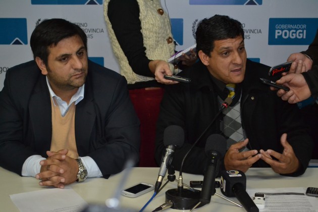 Jefe del Programa Relaciones Municipales y del Interior, Guillermo Alaniz, y el Coordinador del Ministerio, Guillermo Valdevenitez,